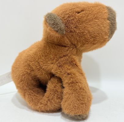 Das Capybara Plüsch-Spielzeug-Armband kann auf Fahrradlenken, Badminton-Schlägergriffe und anderen Positionen getragen werden.