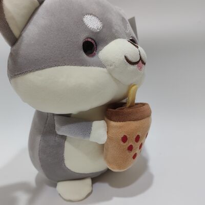 20cm superweicher & quetschbarer Shiba Inu Plüsch, der eine Bubble Tea Tasse umarmt